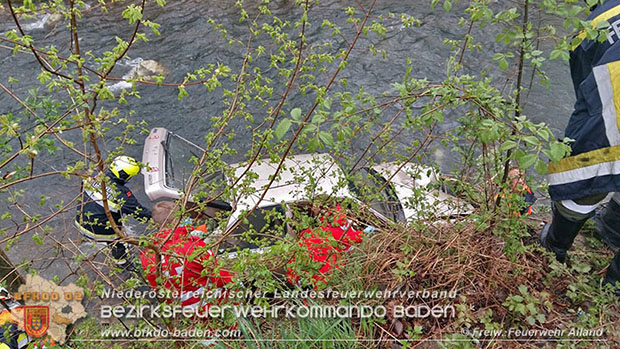 20160418 Pkw landet im Bachbett der Schwechat -Personenrettung  Foto: © Joachim Zagler FF Alland