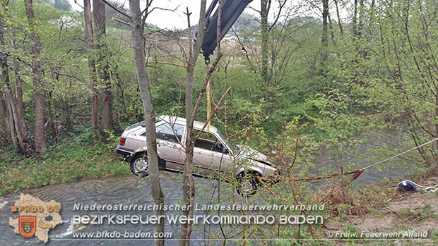 20160418 Pkw landet im Bachbett der Schwechat -Personenrettung  Foto: © Joachim Zagler FF Alland