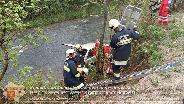 20160418 Pkw landet im Bachbett der Schwechat -Personenrettung  Foto: © Joachim Zagler FF Alland