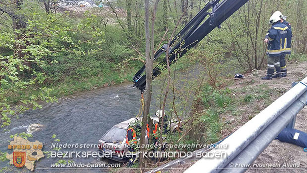 20160418 Pkw landet im Bachbett der Schwechat -Personenrettung  Foto: © Joachim Zagler FF Alland