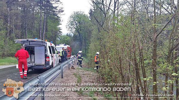 20160418 Pkw landet im Bachbett der Schwechat -Personenrettung  Foto: © Joachim Zagler FF Alland