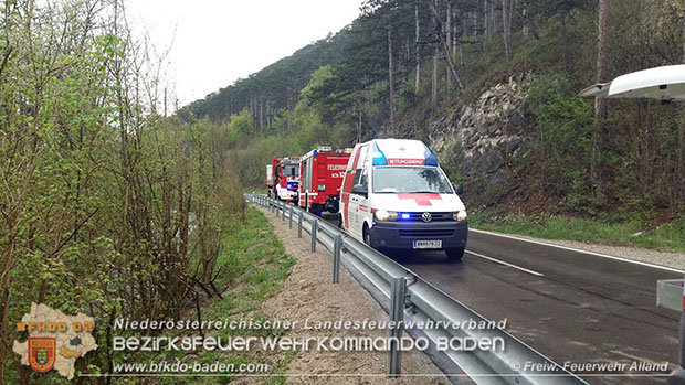 20160418 Pkw landet im Bachbett der Schwechat -Personenrettung  Foto: © Joachim Zagler FF Alland