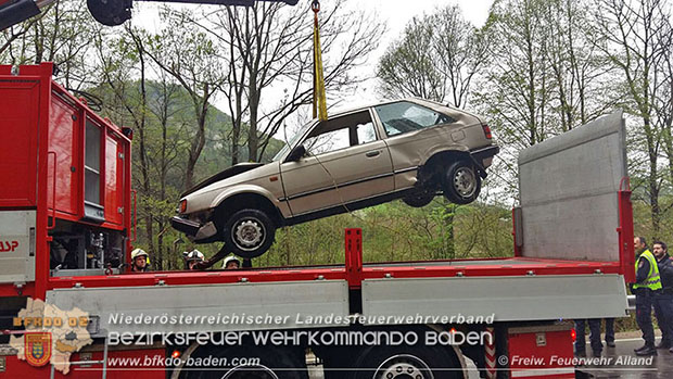 20160418 Pkw landet im Bachbett der Schwechat -Personenrettung  Foto: © Joachim Zagler FF Alland