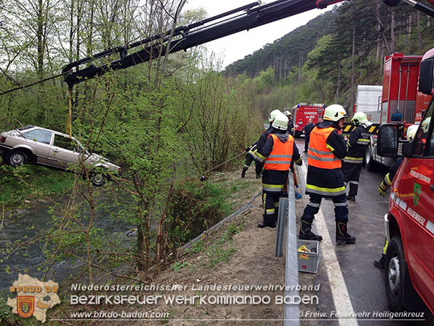 20160418 Pkw landet im Bachbett der Schwechat -Personenrettung  Foto: © FF Heiligenkreuz