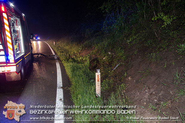 20160502 Verkehrsunfall LB210 Helenental  Foto: © FF Baden-Stadt