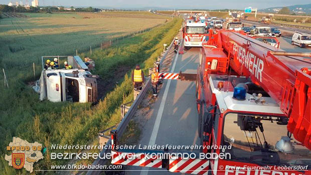 20160510 Klein Lkw verunfallt auf der A2 bei Bad Vöslau  Foto: © FF Leobersdorf