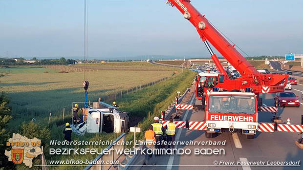 20160510 Klein Lkw verunfallt auf der A2 bei Bad Vöslau  Foto: © FF Leobersdorf