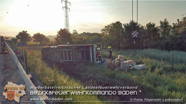 20160510 Klein Lkw verunfallt auf der A2 bei Bad Vöslau  Foto: © FF Leobersdorf