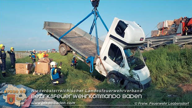 20160510 Klein Lkw verunfallt auf der A2 bei Bad Vöslau  Foto: © FF Leobersdorf
