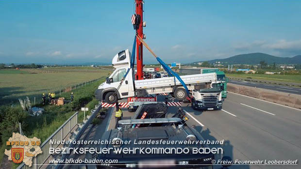 20160510 Klein Lkw verunfallt auf der A2 bei Bad Vöslau  Foto: © FF Leobersdorf