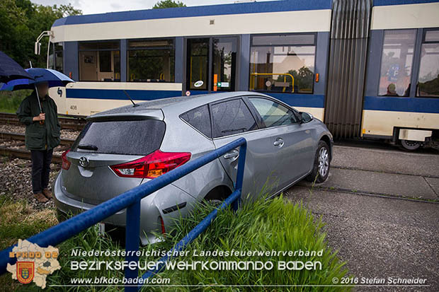 20160519 Pkw von Zugsgarnitur der Badner Bahn bei Bahnübergang in Baden-Leesdorf erfasst  Foto: © Stefan Schneider 