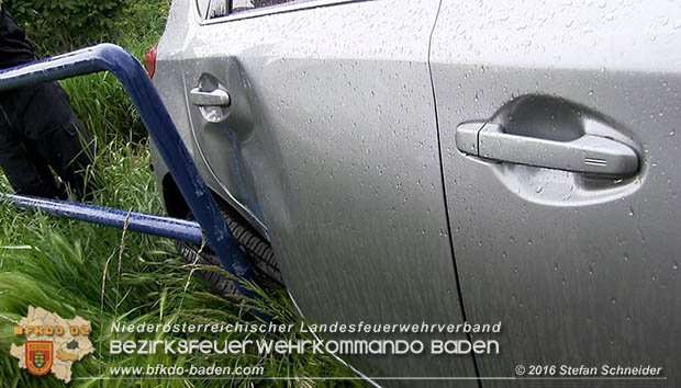 20160519 Pkw von Zugsgarnitur der Badner Bahn bei Bahnuebergang in Baden-Leesdorf erfasst  Foto: © Stefan Schneider 
