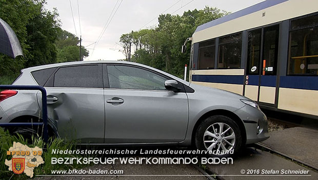 20160519 Pkw von Zugsgarnitur der Badner Bahn bei Bahnuebergang in Baden-Leesdorf erfasst  Foto: © Stefan Schneider 