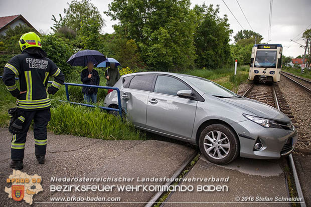 20160519 Pkw von Zugsgarnitur der Badner Bahn bei Bahnuebergang in Baden-Leesdorf erfasst  Foto: © Stefan Schneider 