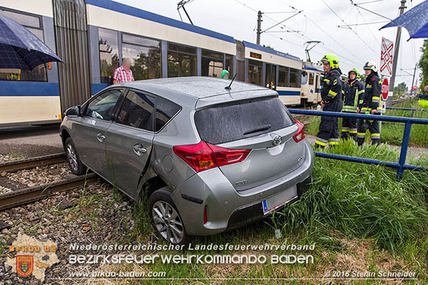 20160519 Pkw von Zugsgarnitur der Badner Bahn bei Bahnuebergang in Baden-Leesdorf erfasst  Foto: © Stefan Schneider 