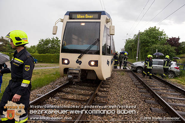 20160519 Pkw von Zugsgarnitur der Badner Bahn bei Bahnuebergang in Baden-Leesdorf erfasst  Foto: © Stefan Schneider 