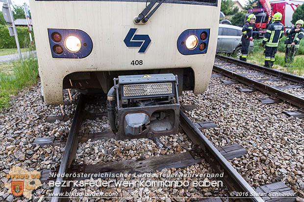 20160519 Pkw von Zugsgarnitur der Badner Bahn bei Bahnuebergang in Baden-Leesdorf erfasst  Foto: © Stefan Schneider 