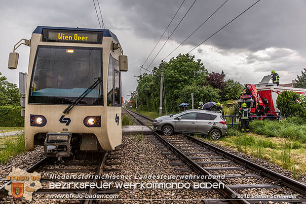 20160519 Pkw von Zugsgarnitur der Badner Bahn bei Bahnuebergang in Baden-Leesdorf erfasst  Foto: © Stefan Schneider 