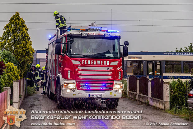 20160519 Pkw von Zugsgarnitur der Badner Bahn bei Bahnuebergang in Baden-Leesdorf erfasst  Foto: © Stefan Schneider 