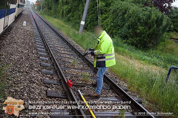 20160519 Pkw von Zugsgarnitur der Badner Bahn bei Bahnuebergang in Baden-Leesdorf erfasst  Foto: © Stefan Schneider 