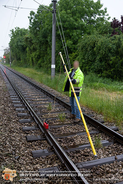 20160519 Pkw von Zugsgarnitur der Badner Bahn bei Bahnuebergang in Baden-Leesdorf erfasst  Foto: © Stefan Schneider 