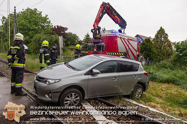 20160519 Pkw von Zugsgarnitur der Badner Bahn bei Bahnuebergang in Baden-Leesdorf erfasst  Foto: © Stefan Schneider 