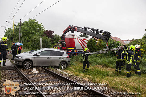 20160519 Pkw von Zugsgarnitur der Badner Bahn bei Bahnuebergang in Baden-Leesdorf erfasst  Foto: © Stefan Schneider 