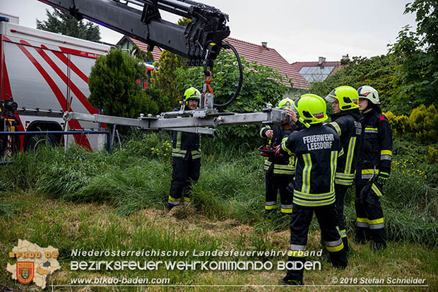 20160519 Pkw von Zugsgarnitur der Badner Bahn bei Bahnuebergang in Baden-Leesdorf erfasst  Foto: © Stefan Schneider 