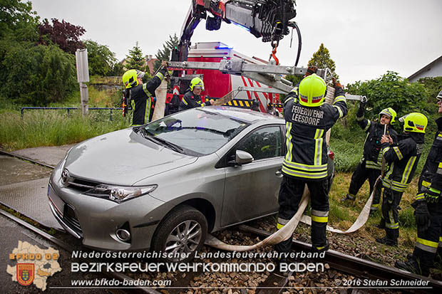 20160519 Pkw von Zugsgarnitur der Badner Bahn bei Bahnuebergang in Baden-Leesdorf erfasst  Foto: © Stefan Schneider 