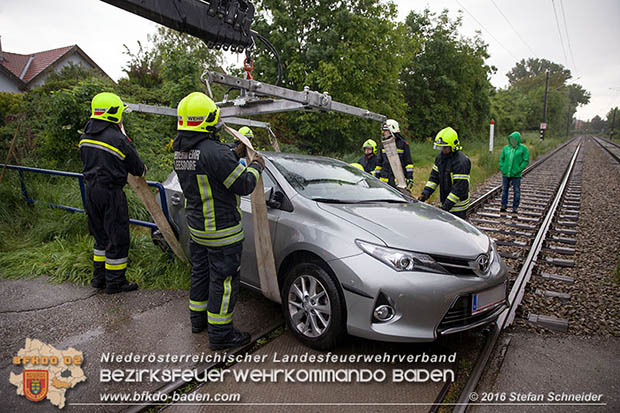 20160519 Pkw von Zugsgarnitur der Badner Bahn bei Bahnuebergang in Baden-Leesdorf erfasst  Foto: © Stefan Schneider 