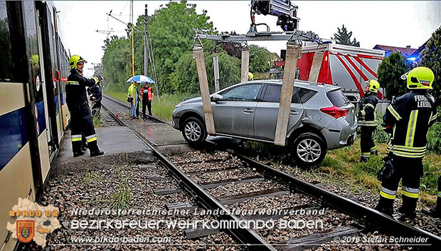 20160519 Pkw von Zugsgarnitur der Badner Bahn bei Bahnuebergang in Baden-Leesdorf erfasst  Foto: © Stefan Schneider 
