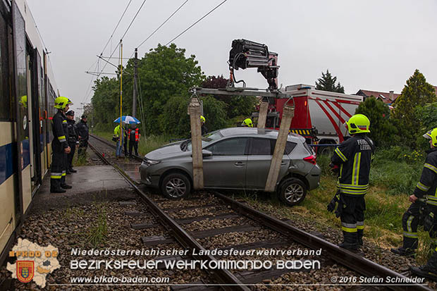 20160519 Pkw von Zugsgarnitur der Badner Bahn bei Bahnuebergang in Baden-Leesdorf erfasst  Foto: © Stefan Schneider 