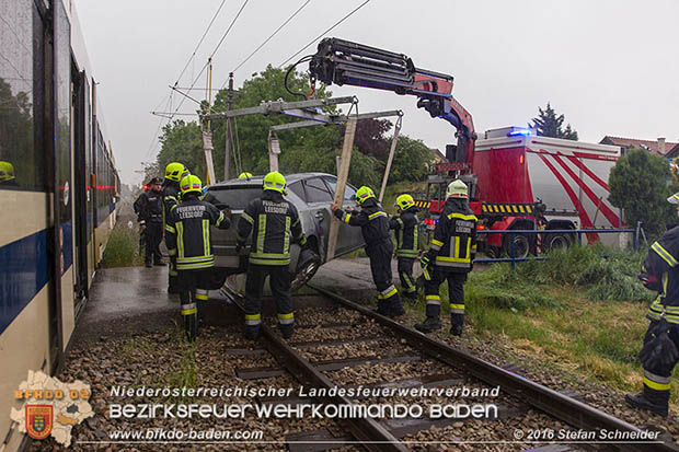 20160519 Pkw von Zugsgarnitur der Badner Bahn bei Bahnuebergang in Baden-Leesdorf erfasst  Foto: © Stefan Schneider 