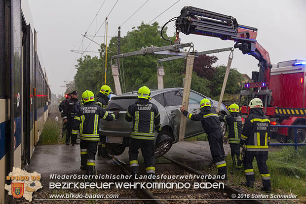 20160519 Pkw von Zugsgarnitur der Badner Bahn bei Bahnuebergang in Baden-Leesdorf erfasst  Foto: © Stefan Schneider 
