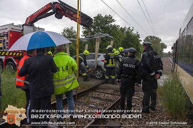20160519 Pkw von Zugsgarnitur der Badner Bahn bei Bahnuebergang in Baden-Leesdorf erfasst  Foto: © Stefan Schneider 