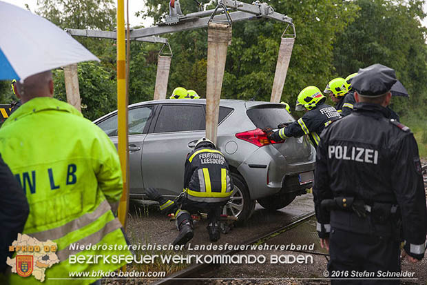 20160519 Pkw von Zugsgarnitur der Badner Bahn bei Bahnuebergang in Baden-Leesdorf erfasst  Foto: © Stefan Schneider 