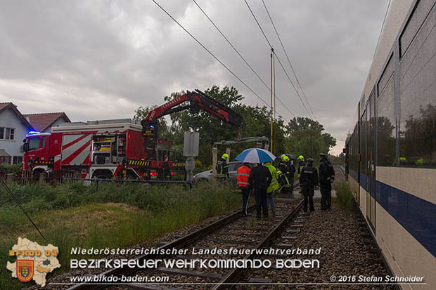20160519 Pkw von Zugsgarnitur der Badner Bahn bei Bahnuebergang in Baden-Leesdorf erfasst  Foto: © Stefan Schneider 