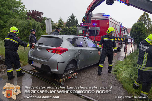 20160519 Pkw von Zugsgarnitur der Badner Bahn bei Bahnuebergang in Baden-Leesdorf erfasst  Foto: © Stefan Schneider 