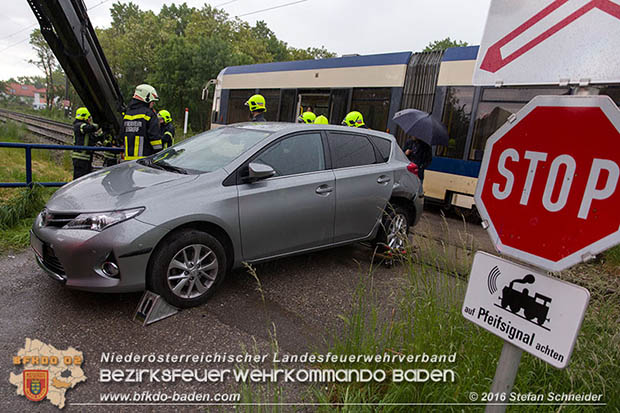 20160519 Pkw von Zugsgarnitur der Badner Bahn bei Bahnuebergang in Baden-Leesdorf erfasst  Foto: © Stefan Schneider 