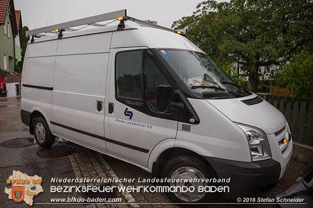 20160519 Pkw von Zugsgarnitur der Badner Bahn bei Bahnuebergang in Baden-Leesdorf erfasst  Foto: © Stefan Schneider 