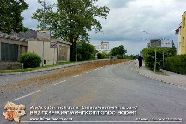20160530_LKW gegen Bahnbruecke der Pottendorfer-Linie  Foto: FF Landegg