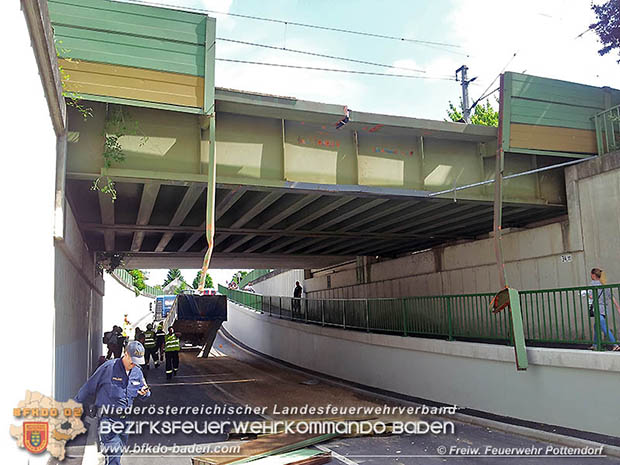 20160530_LKW gegen Bahnbrücke der Pottendorfer-Linie  Foto: FF Pottendorf