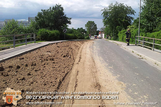 20160530_LKW gegen Bahnbruecke der Pottendorfer-Linie  Foto: FF Pottendorf