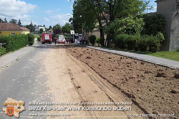 20160530_LKW gegen Bahnbruecke der Pottendorfer-Linie  Foto: FF Pottendorf