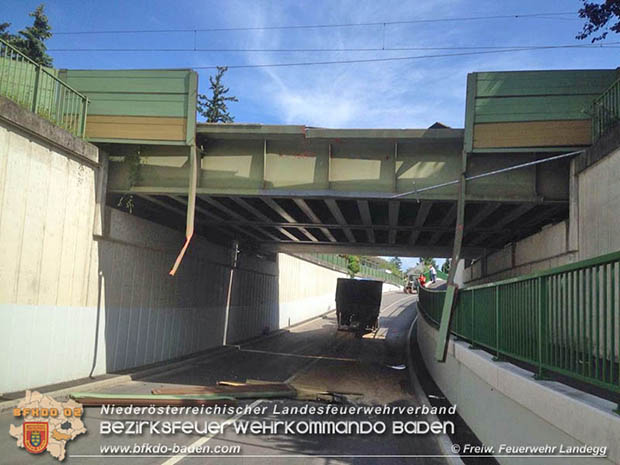 20160530_LKW gegen Bahnbruecke der Pottendorfer-Linie  Foto: FF Landegg