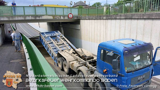 20160530_LKW gegen Bahnbruecke der Pottendorfer-Linie  Foto: FF Landegg