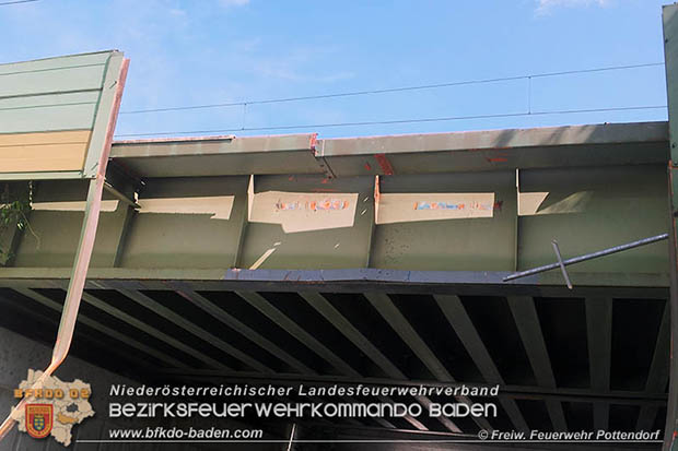 20160530_LKW gegen Bahnbruecke der Pottendorfer-Linie  Foto: FF Pottendorf