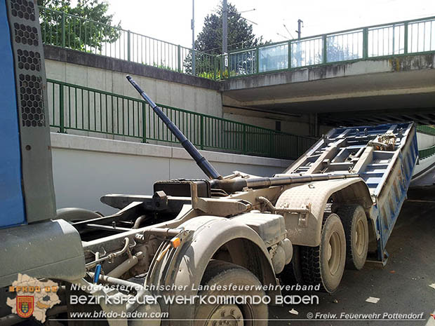 20160530_LKW gegen Bahnbruecke der Pottendorfer-Linie  Foto: FF Pottendorf