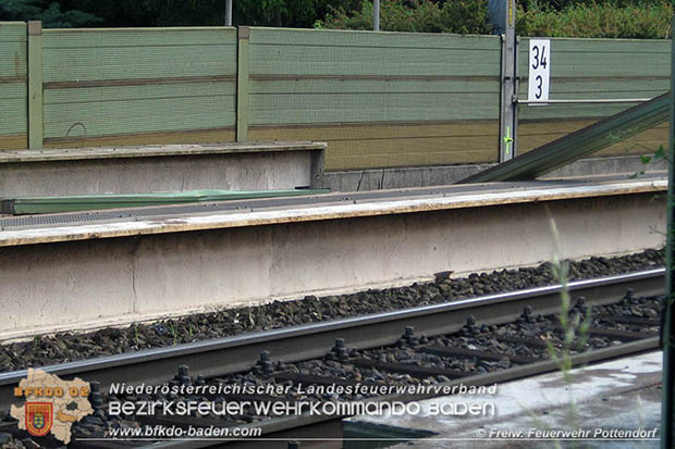 20160530_LKW gegen Bahnbruecke der Pottendorfer-Linie  Foto: FF Pottendorf