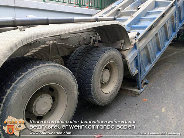 20160530_LKW gegen Bahnbruecke der Pottendorfer-Linie  Foto: FF Landegg